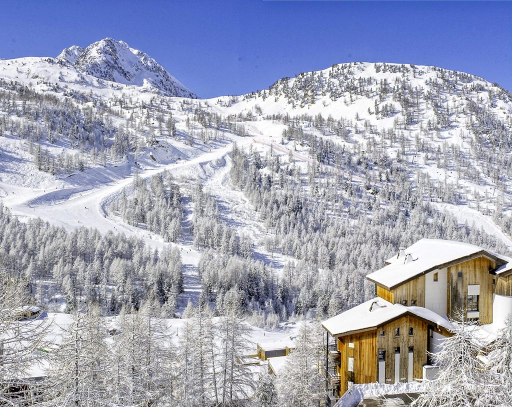 Station d'Isola 2000 sous la neige
